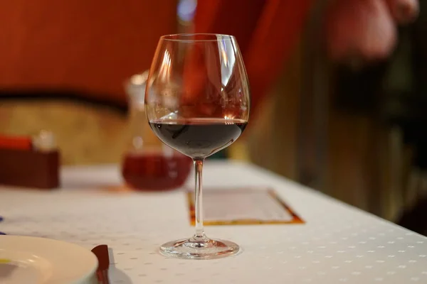 Bir bardak tatlı kırmızı şarap. 