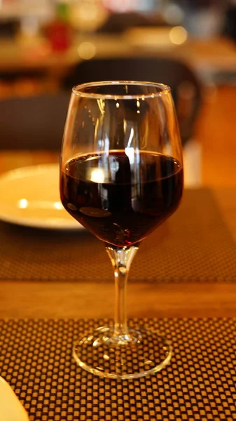 Restoranda bir bardak şarap.