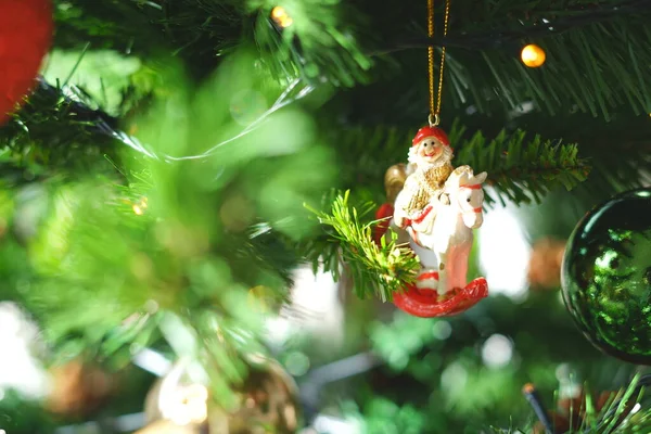 Noel ağacında sevimli bir oyuncak