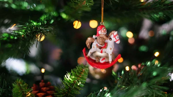 Noel ağacında sevimli bir oyuncak