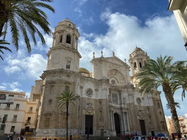 Akdeniz şehrindeki kilise.