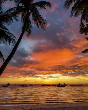 Boracay Filipinlerinde renkli gün batımı.