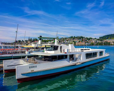 Lucerne İsviçre 'de özel katamaran.
