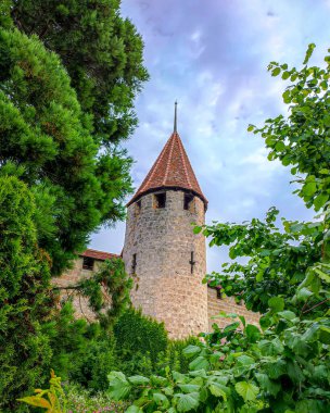 Antik bir kuleyi doğal bir pencereden görmek.