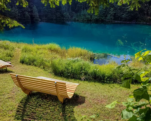 Pihenőhely Svájci Kék Tónál — Stock Fotó