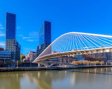 Bilbao İspanya 'daki iki gökdelene.