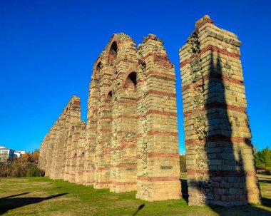 Merida İspanya 'daki bir su kemerinin eski sütunları..