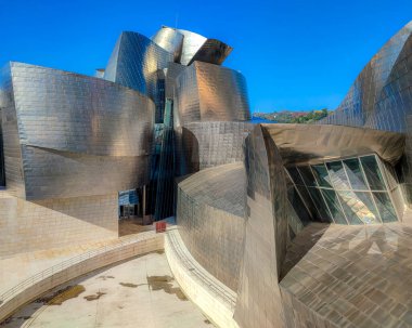 BILBAO, İspanya - 11 Kasım 2021: Eşsiz Guggenheim Müzesi Bilbao İspanya.