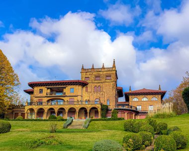 BILBAO, İspanya - 11 Kasım 2021: Bilbao İspanya 'da bahçeli rüya villa.