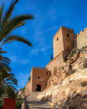 Almerya, İspanya - 9 Aralık 2021: Alcazaba Kalesi 'nde antik bir yerleşkeyi çevreleyen koruyucu taş duvarlar, şimdi de Almerya İspanya' da tarihi sergiler.