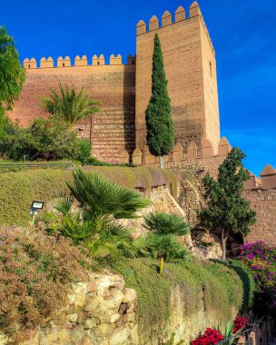 Almerya, İspanya - 9 Aralık 2021: Alcazaba Kalesi 'nde antik bir yerleşkeyi çevreleyen koruyucu taş duvarlar, şimdi de Almerya İspanya' da tarihi sergiler.