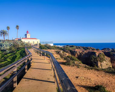 Lagos Portekiz 'deki kayalıkların üstündeki deniz feneri..