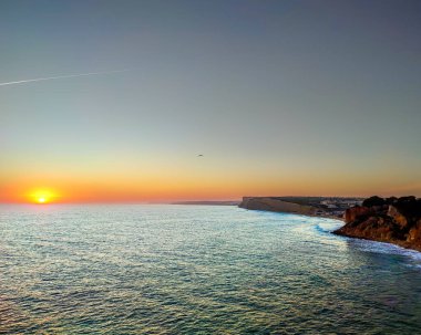 Lagos Portekiz 'de kayalıkların üzerinde gün batımı.