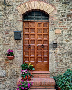 San Gimignano İtalya 'daki ortaçağ kaleleri, kiliseler ve kuleleri.