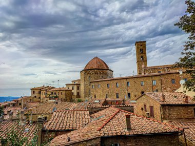 Volterra İtalya 'daki ortaçağ kaleleri, kiliseler ve kuleleri.