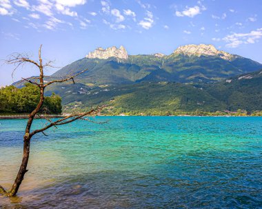 Annecy Gölü 'nün inanılmaz renkleri Fransa.