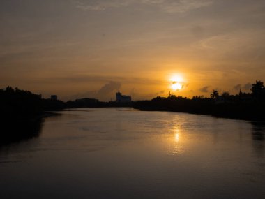 Filipinler 'de bir köprüde gün doğumu.