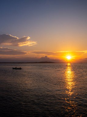 Filipinler 'deki Guimaras adasının üzerinde gün doğumu.