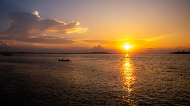 Filipinler 'deki Guimaras adasının üzerinde gün doğumu.