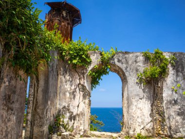 Guimaras Filipinleri 'ndeki gül rengi deniz feneriyle harabe.