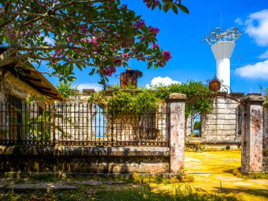 Guimaras Filipinleri 'ndeki bir harabenin önündeki kapı.