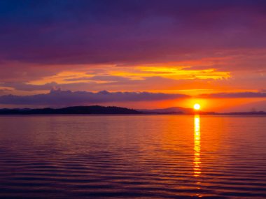 Filipinler 'deki Guimaras adasının üzerinde gün doğumu.