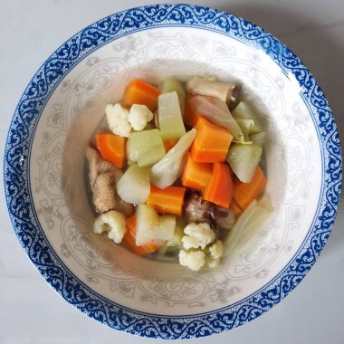 Sayur çorbası, Endonezya 'nın tavuk ve et suyunda sebze çorbası. Endonezya 'da popüler, kahvaltı ya da öğle yemeği olarak servis edilir.