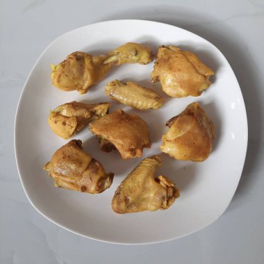 Açığa çıkan tavuk doğru zamanı gerektirir, böylece tavuğa sızan baharatlar çok tuzlu olmaz. Lezzetli bir tat yaratmak için