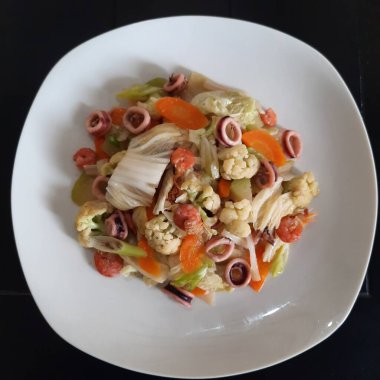 Capcai aslında tipik bir Fuji yemeğinin bir varyasyonuydu. Capcai ismi Hokkien lehçesinden alınmıştır. Anlamı 