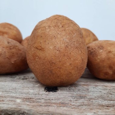 Patates, tatlı patates, Hollanda tatlı patatesi veya Bengal yer elması, Solanaceae kabilesinden yenilebilir kök yumrusu olan bir bitkidir.