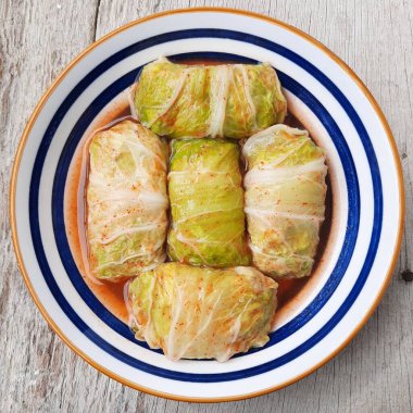 Eti hardal yeşillikleriyle sar, sonra pişene kadar buharda pişir. Sıradan sebze yemeklerinden sıkıldıysan sebze sargıları çözüm olabilir.