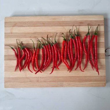 Kıvırcık biber ve kırmızı biberin faydaları aslında çok farklı değildir. İkisi de Capsicum cinsine ait ve kıvırcık biberin Latince adı Capsicum Annuum 'dur.