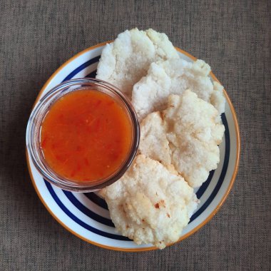 Cireng namı diğer kızarmış aci nişasta ya da tapyokadan yapılan tipik bir Sundan aperatifi. Asi hamur daha sonra kıtır kıtır ve çıtır bir doku üretmek için kızartılır, ama içi çiğnenir.