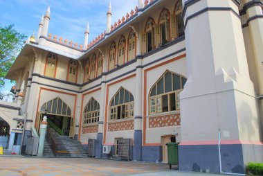 Kampong Glam Singapur 'da bulunan Sultan Camii' nin yan girişi.