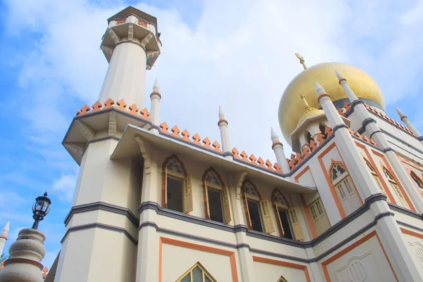 Muscat Caddesi, Kampong Glam, Singapur 'daki Sultan Camii' nin tarihi binasının, kulesinin ve altın kubbesinin resmi.