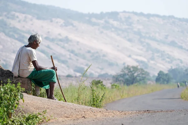Ein Alter Mann Mit Einem Stock Einem Indischen Dorf Der — Stockfoto