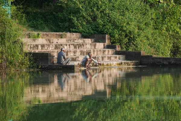 KACHANDA, CHHATTISGARH, INDIA, Kasım 15, 2022: Hint yaşlı adam Kırsal Köy Halkı göl suyu veya nehir suyu kullanıyor