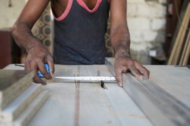 Dairesel testerenin ön çekimi, kontrplak ölçen bir marangoz. Ahşap mobilya üretimi. Ahşap atölye, mobilya, marangozluk.