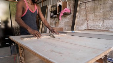 Dairesel testere, kontrplak kesen bir marangoz. Ahşap mobilya üretimi. Ahşap atölye, mobilya, marangozluk.