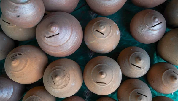 Piyasada satmaya hazır domuz kumbarası, Tipik çamur para tasarruf kutuları veya domuz bankası, finans konsepti para bankası, el yapımı çevre dostu para bankası, Hindistan 'da Gullak denilen kilden yapılan