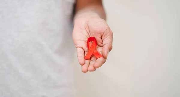 HIV AIDS Farkındalığı, Sağlık, İlaç ve AIDS Farkındalığı Konseptini yaymak için kırmızı AIDS Farkındalığı Kurdelesi, HIV AIDS Rozeti.