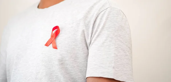 Dünya HIV AIDS Günü, 1 Aralık, Sağlık Konsepti, HIV AIDS Farkındalığı, Sağlık, İlaç ve AIDS Farkındalığı Konsepti Yaymak İçin HIV AIDS Rozeti Giyen Erkekler.