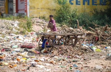 Aralık 2022, Raipur, Hindistan: Çöplük alanı, belediye çalışanı, temizlik personeli, kirlenmiş alan, atık sahalarındaki çöp temizliği