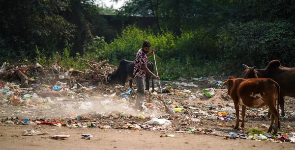 Dezember 2022 Raipur Indien Mann Fegt Den Müll Mit Besen — Stockfoto