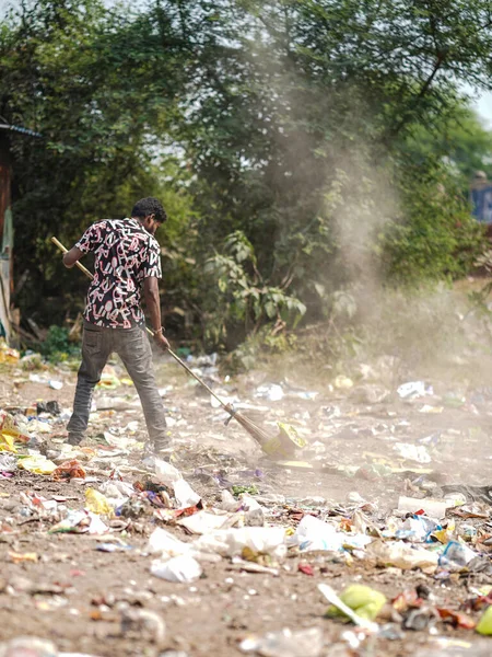 Dezembro 2022 Raipur Índia Homem Varrendo Lixo Com Vassoura Polietileno — Fotografia de Stock