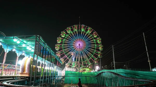 大型摩天轮与绿色照明在一个展览印度展会上的夜晚 — 图库照片