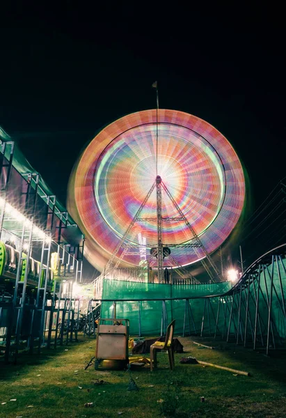 밤에는 아름다운 무지개 비추는 페리스 Spinning Ferris Wheel 의느린 스피드 — 스톡 사진