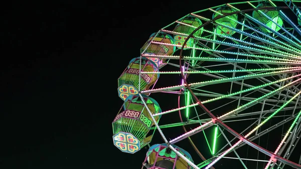 大型摩天轮与绿色照明在一个展览印度展会上的夜晚 — 图库照片