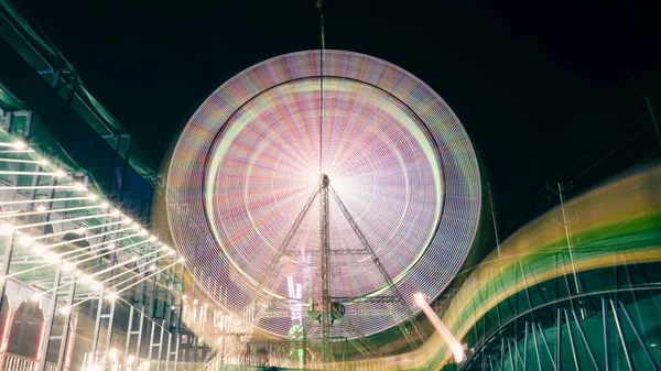 Close Shot Long Exposure Langzame Sluitertijd Shot Spinning Ferris Wheel — Stockfoto