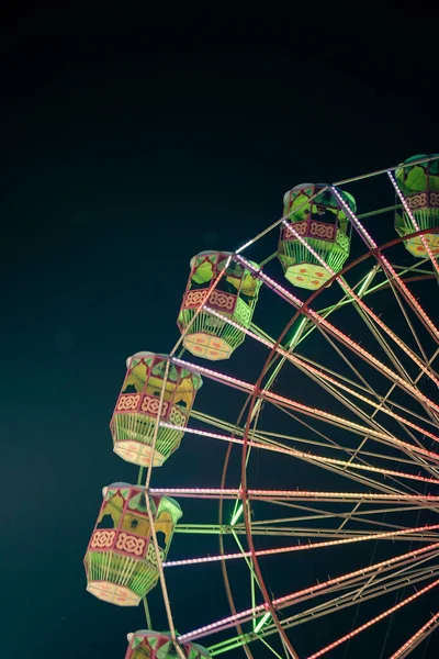 Rueda Ferris Gigante Con Iluminación Verde Una Feria India Exposición —  Fotos de Stock